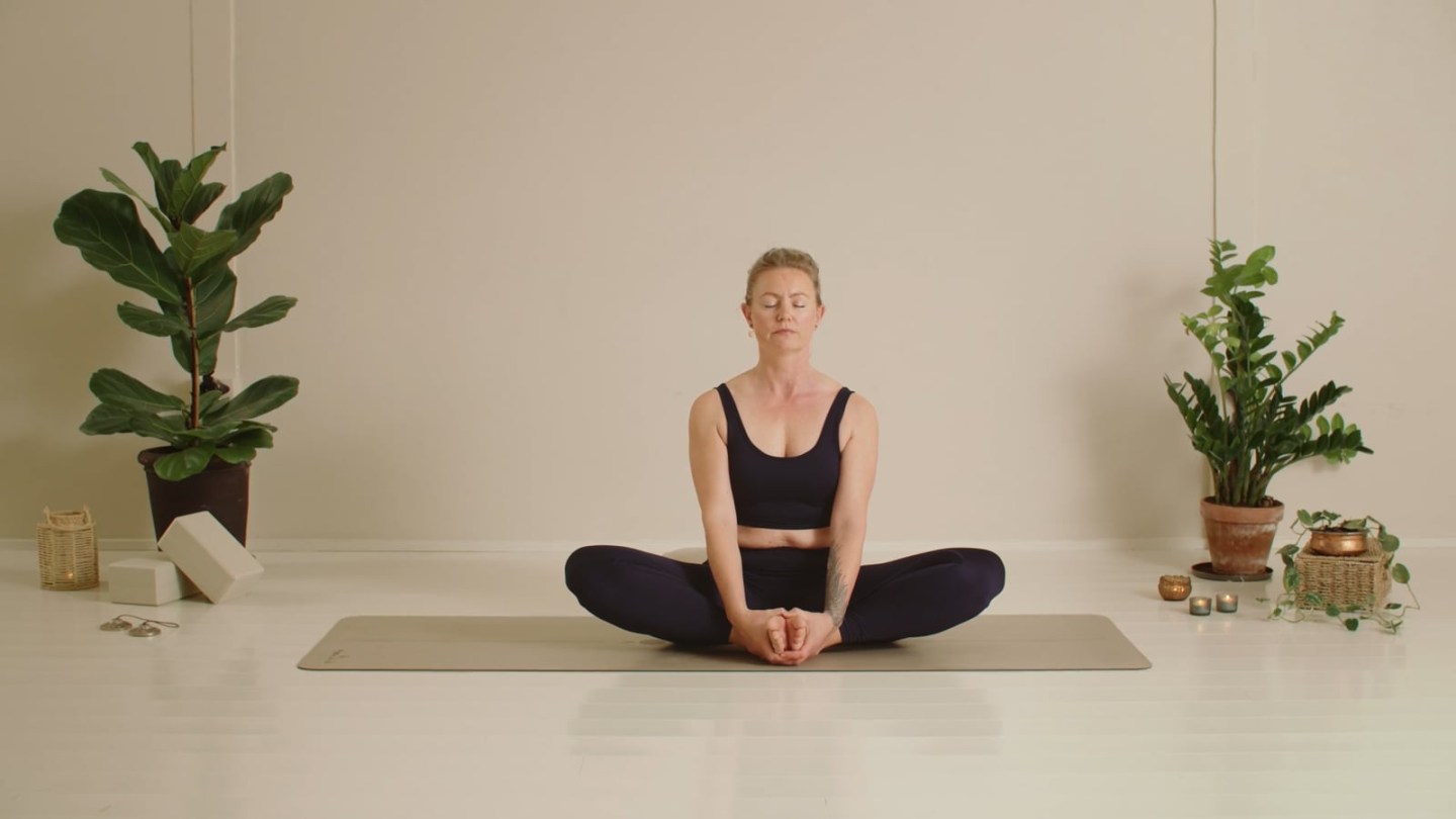 Siddende yoga med plads til dig